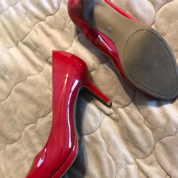 Red pumps - Picture 3 of 5